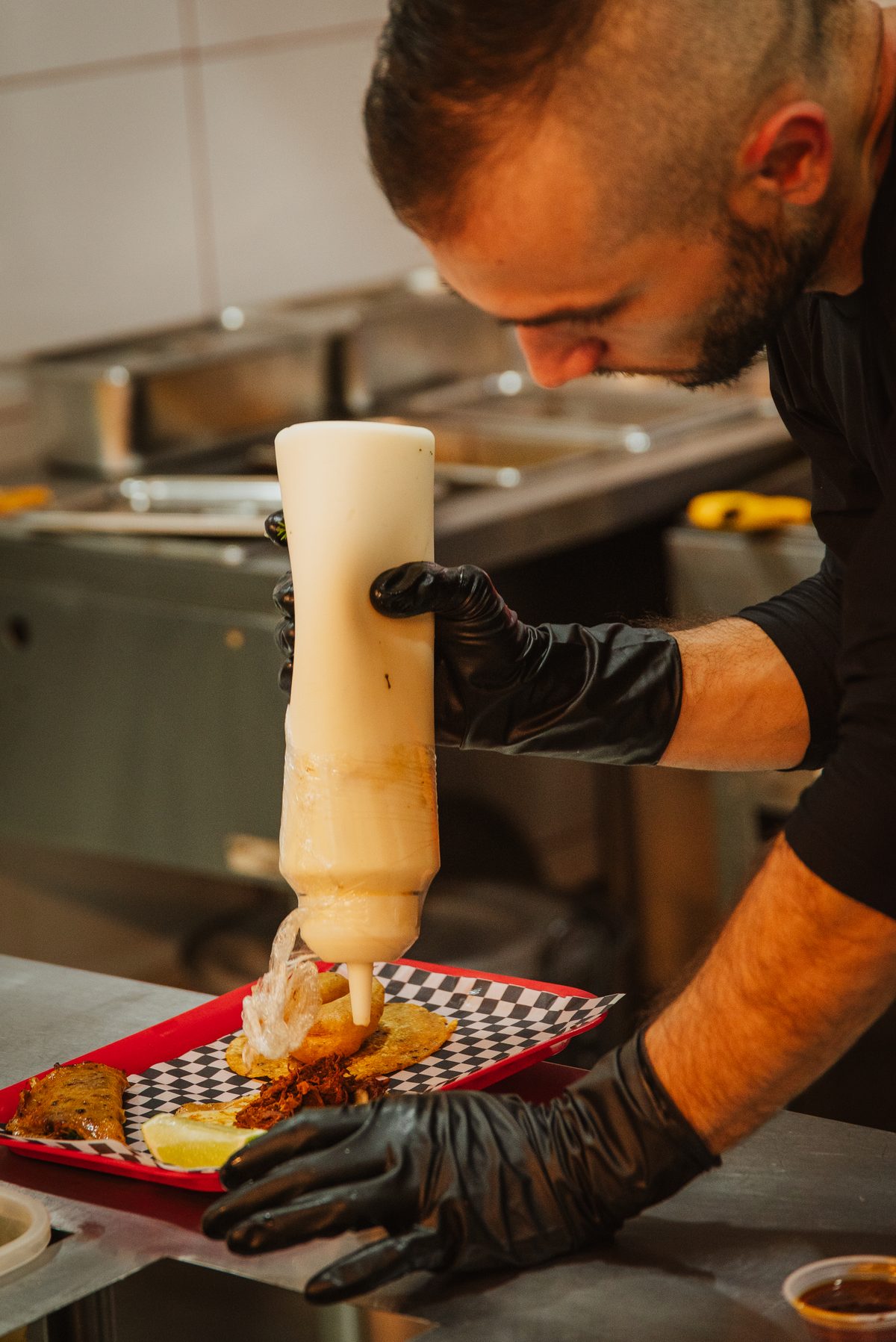 Cocinero de Coyote emplatando un taco