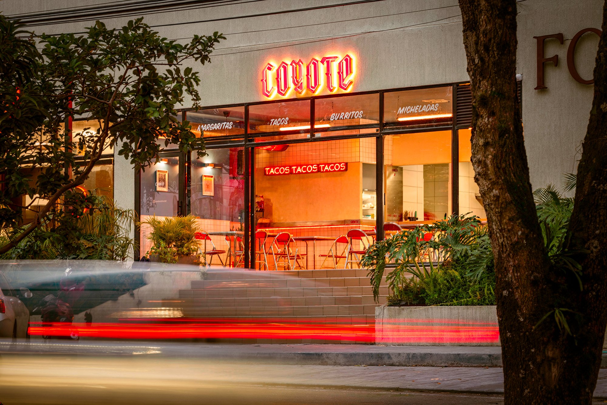 Fachada de Coyote con letrero de neón