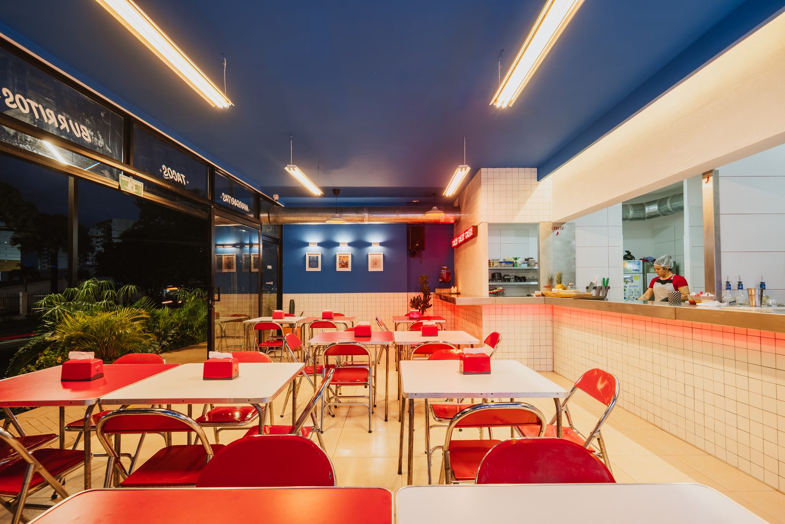 Interior de Coyote con mesas rojas