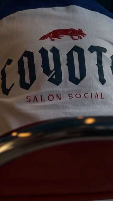 Camiseta con el logo de Coyote Salón Social