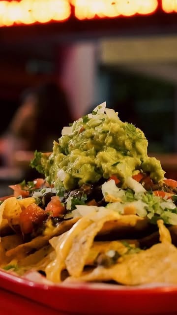 Nachos con guacamole, pico de gallo y queso