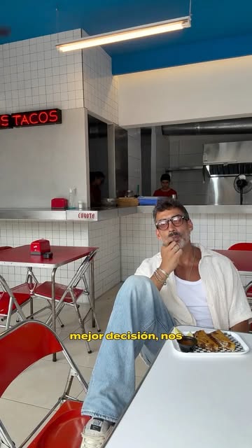 Cliente mostrando un taco recién servido