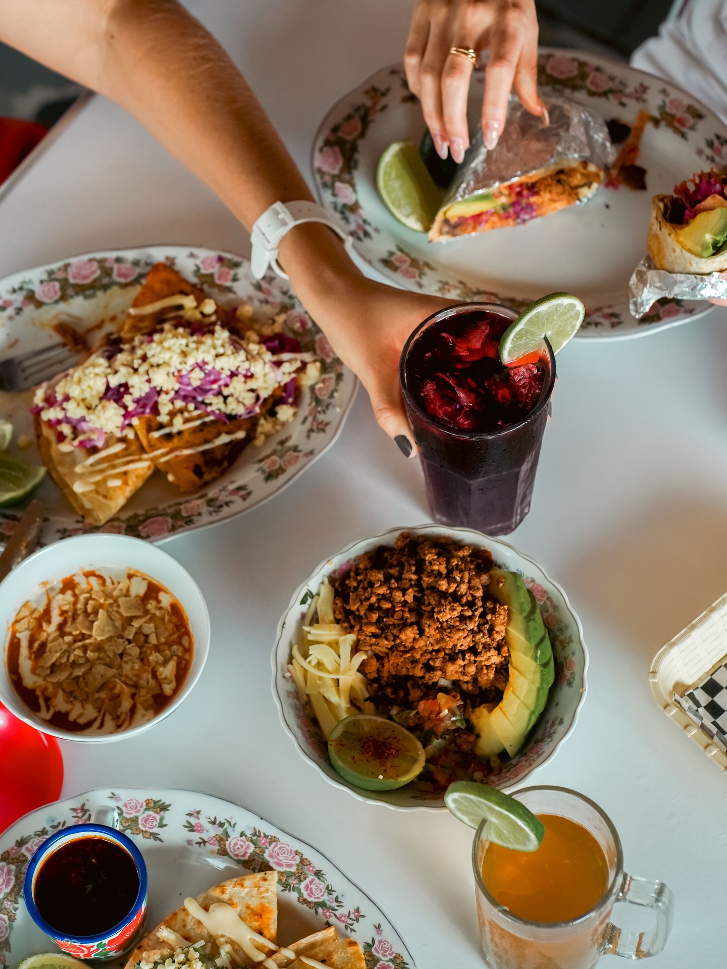 Burrito, bowl y cóctel sobre la mesa de Coyote