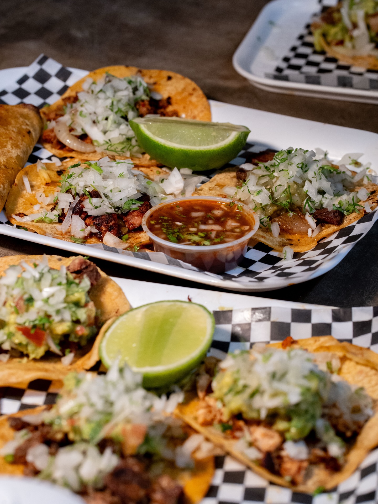 Tacos con cebolla, cilantro, limón y salsa