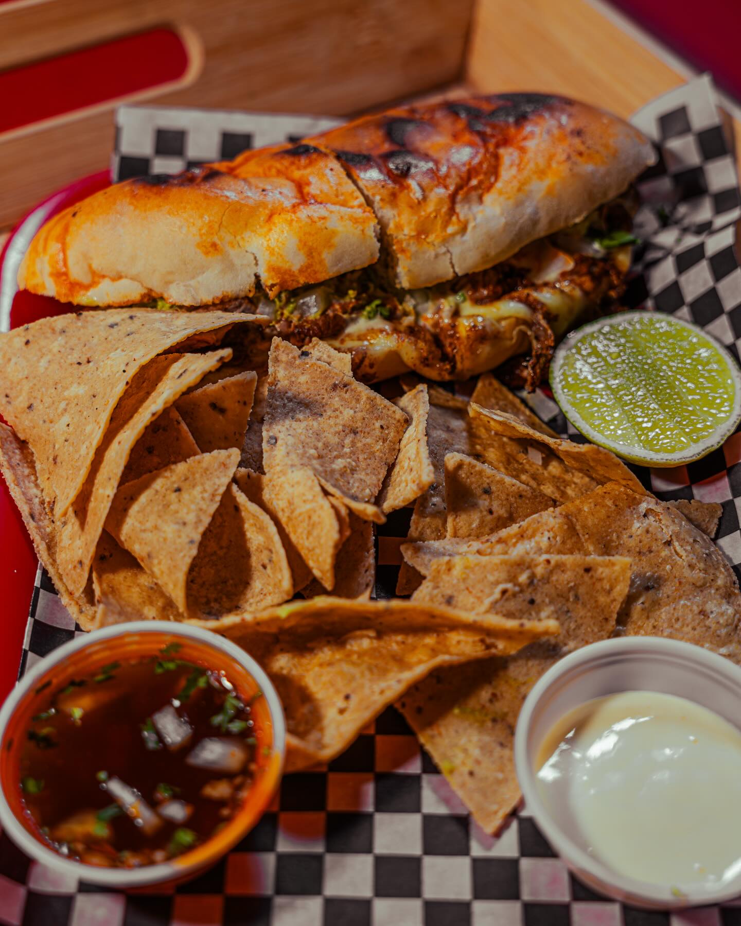 Torta con queso derretido, totopos y salsas